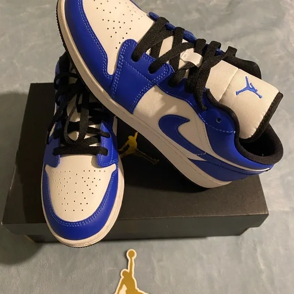 AIR JORDAN 1LOW(GS) size 6y - Picture 2 of 8